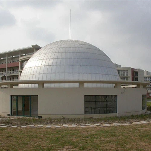 Comment installer un écran dôme dans un environnement à espace limité ?